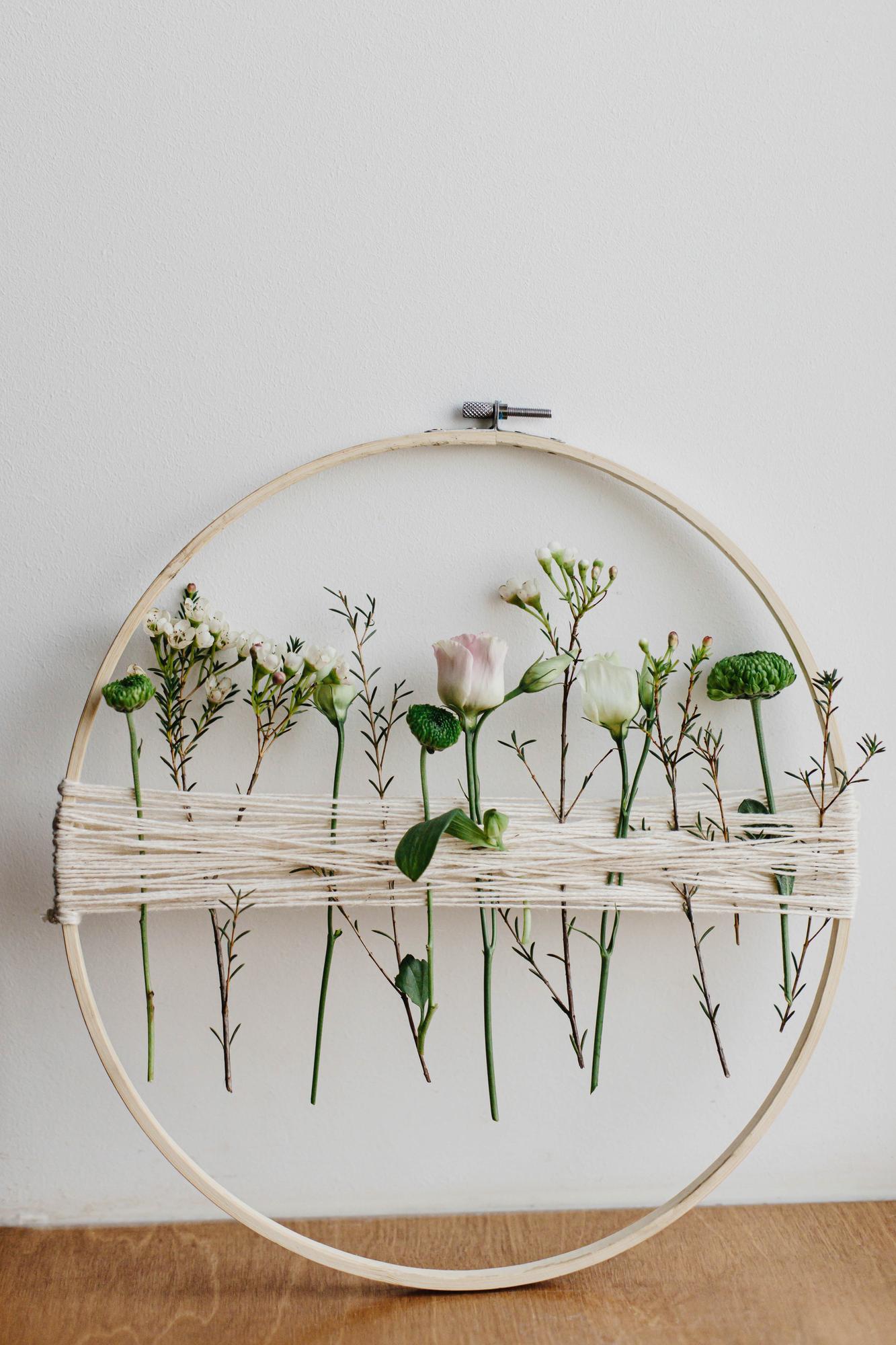 Einladendes Atelierfenster mit Stickrahmen